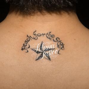 星と文字のタトゥー