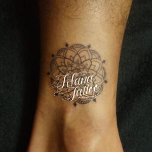 円形の幾何学模様のタトゥー