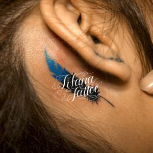 青い羽のワンポイントタトゥー