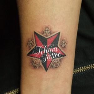 星と記号のタトゥー