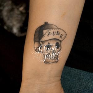 ロックなスカルのタトゥー