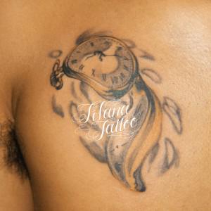 歪んだ時計のタトゥー
