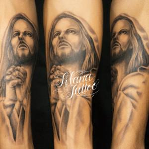 祈るキリストのタトゥー