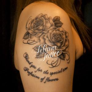 薔薇と英文のタトゥー