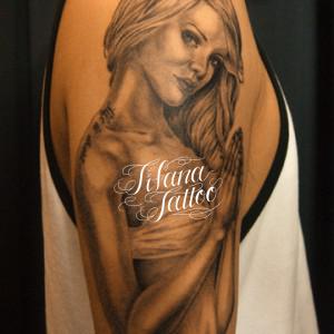 ２重彫りの女性のタトゥー