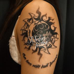 太陽|月|文字のタトゥー