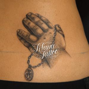 赤ちゃんの合掌の刺青作品