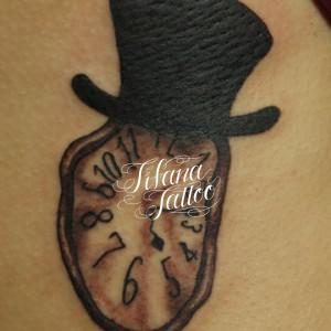 時計とハットのタトゥー