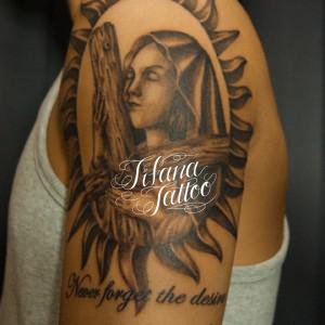 十字架を抱えたマリア様のタトゥー