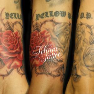 色違いのバラのタトゥー