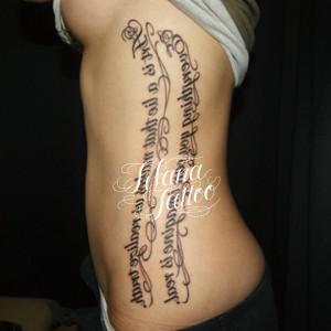 鏡文字のタトゥー