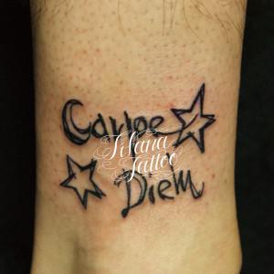 手書き文字と星のタトゥー