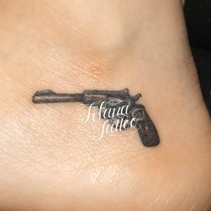 銃のワンポイントタトゥー