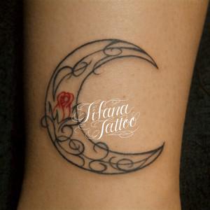 月のガールズタトゥー