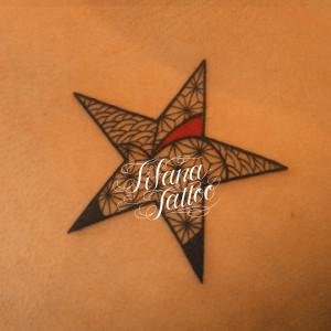 和柄の星のタトゥー