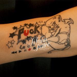 悪魔と文字のタトゥー