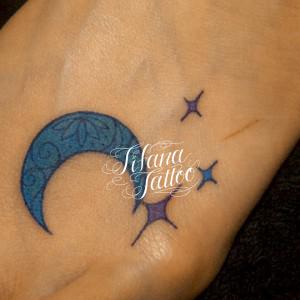 青い月のガールズタトゥー