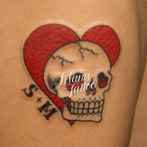 スカルとハートのタトゥー