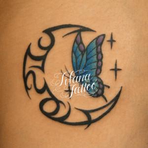 蝶と月のトライバルタトゥー