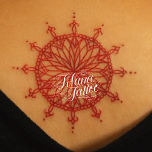 赤いロゼット柄のタトゥー