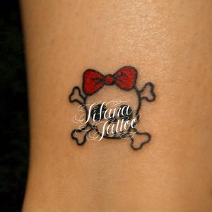 スカル|リボンのワンポイントタトゥー