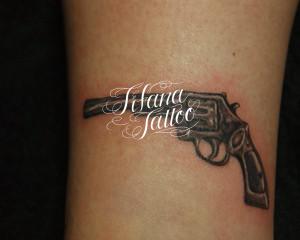 ピストルのタトゥー