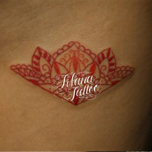 赤いヘナ柄のガールズタトゥー