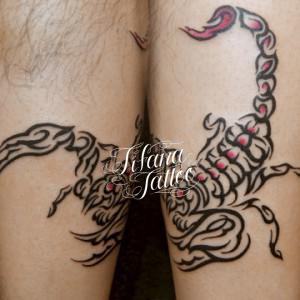 蠍のトライバルタトゥー