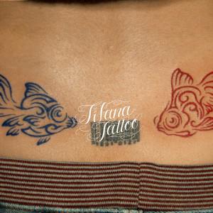 青|赤の金魚のタトゥー