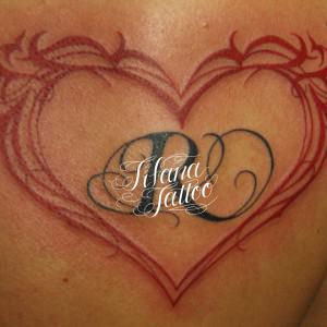 赤いハートのトライバルタトゥー