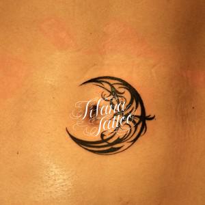 三日月のトライバルタトゥー