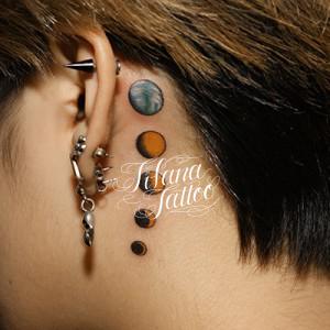 月の満ち欠けを示したタトゥー