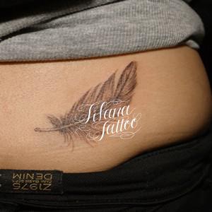 羽のガールズタトゥー