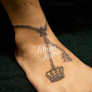 王冠|イニシャルのアンクレット・タトゥー