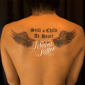 翼と文字のタトゥー