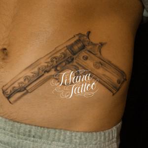銃のタトゥー