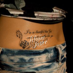 薔薇とレタリングタトゥー