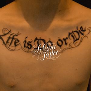 アーチ状のレタリングタトゥー