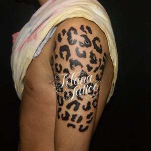 ヒョウ柄のタトゥー