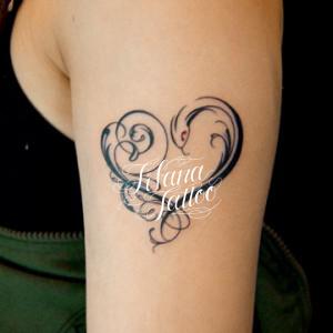 蛇でハートのタトゥー