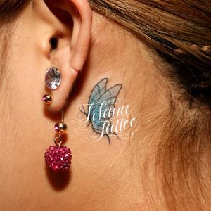 青い蝶のワンポイントタトゥー