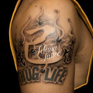 弾痕と文字のタトゥー