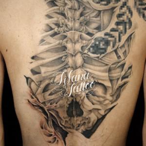 背骨|スカルのタトゥー