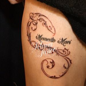 文字と蛇のトライバルタトゥー