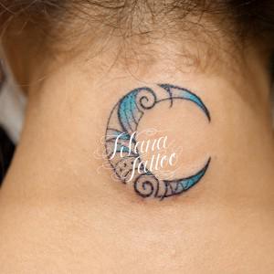 水色の月のタトゥー