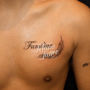 フェザーと文字のタトゥー