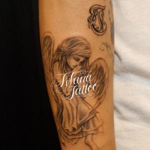 女の子の天使のタトゥー