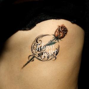 月|薔薇のタトゥー