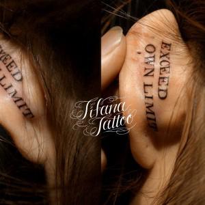 耳に文字のタトゥー