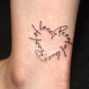 ハート型な文字のタトゥー